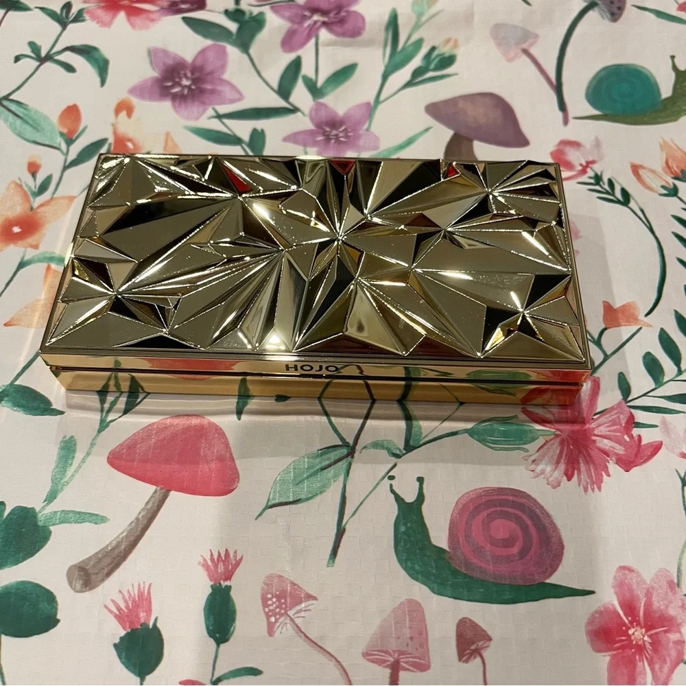 Gold Eyeshadow Palette with Bright and Neutral Colors